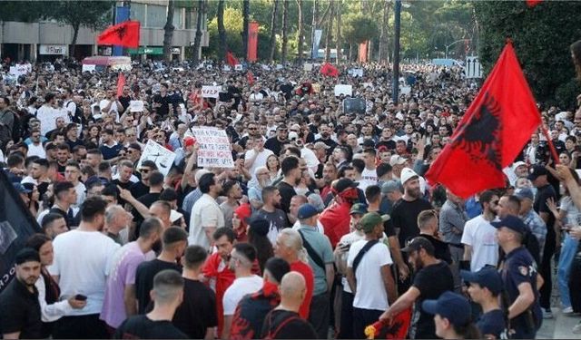 "Trumpgillere" Tiran'da soğuk duş: Arnavutluk satılık değil