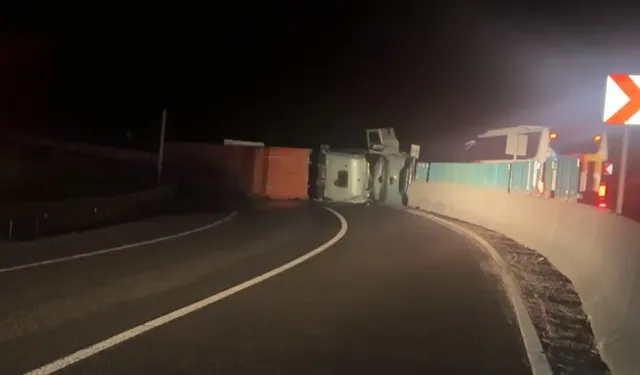 Bolu Dağı'nda tır devrildi: İstanbul istikameti ulaşıma kapatıldı