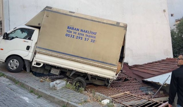 Yokuşu çıkamayan kamyonet evin çatısına düştü