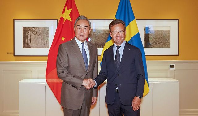 İsveç Başbakanı Kristersson, Wang Yi’yi kabul etti