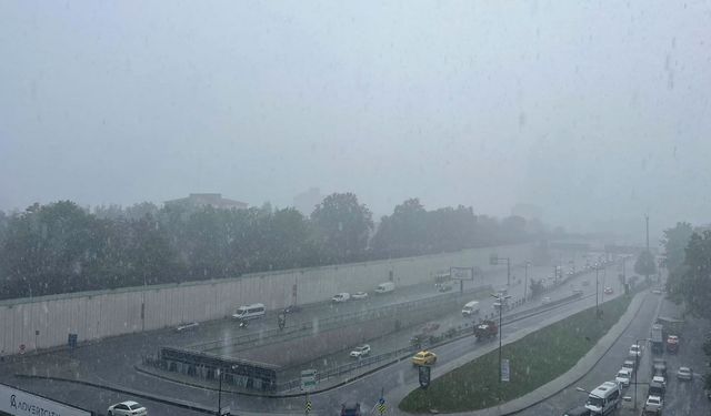 İstanbul'da kuvvetli sağanak etkili oluyor! Cadde ve sokaklar göle döndü