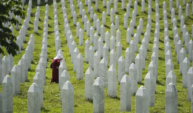 Srebrenitsa'da acı dinmiyor: 10 kurban daha defnedildi