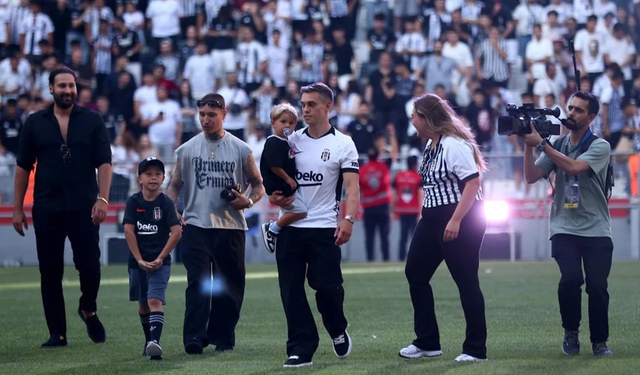 Leandro Trossard, 20 bin Beşiktaş taraftarının önünde imzayı attı