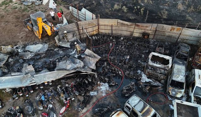 İzmir'de otopark yangını: 50 motosiklet ve 12 araç kül oldu