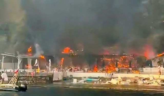 Büyükada’da plaj restoranında çıkan yangın ormana sıçradı