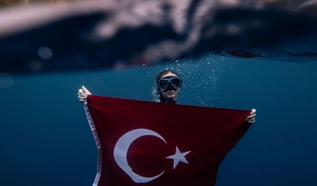 Milli sporcu Şahika Ercümen 30 Ağustos için "Zafer Dalışı" yaptı