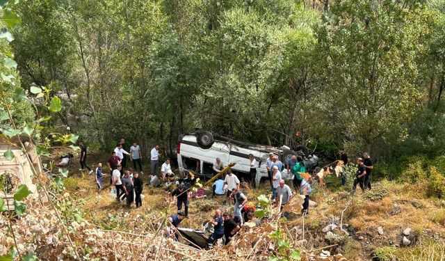 Sivas'ta minübüs şarampole devrildi: 4 kişi öldü, 10 yaralı