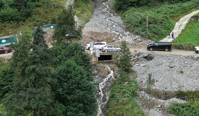 Trabzon'da sağanak nedeniyle dere taştı