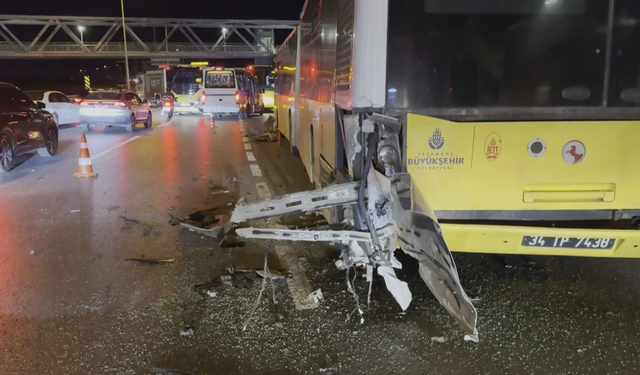Büyükçekmece’de otomobil İETT otobüsüne çarptı: 3 yaralı
