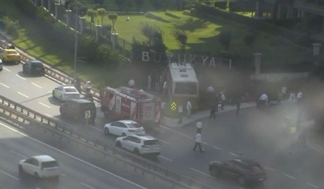 Zeytinburnu’nda İETT otobüsü sitenin duvarına çarptı: Yaralılar var