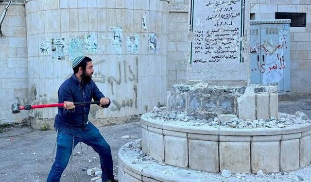 İsrailli milletvekili Filistinlilere ait anıtı balyozla parçaladı