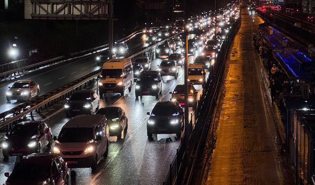İstanbul'da akşam saatlerinde trafik yoğunluğu yüzde 76'ya çıktı