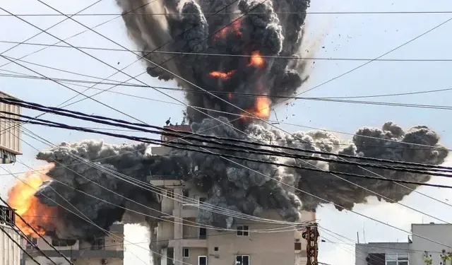 İsrail Lübnan'a patlayıcı varillerle saldırdı: Evler ve alt yapı hedef alındı