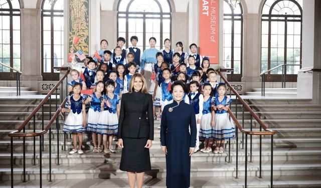 Peng Liyuan ve ABD Başkanı Trump’ın eşi Melania, Ulusal Asya Sanatı Müzesi’ni ziyaret etti