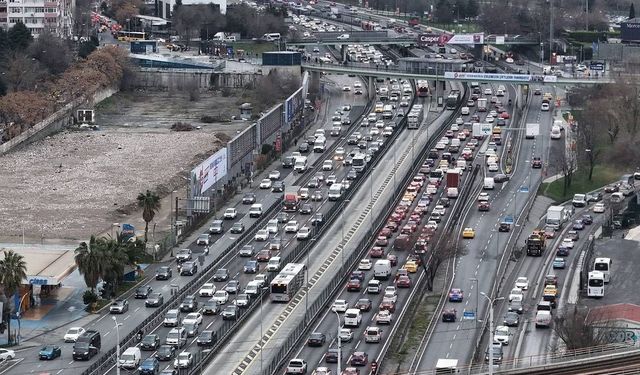 İstanbul'da yağmur trafiği felç etti: Yoğunluk yüzde 83'e ulaştı