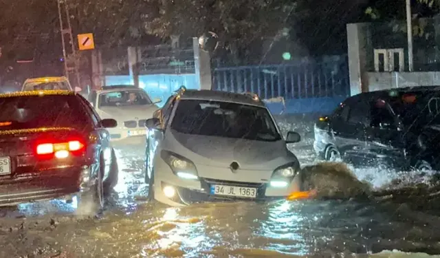 Sağanak yağış Anadolu Yakası’nda etkisini artırdı: Araçlar yolda kaldı, bir bina tahliye ediliyor