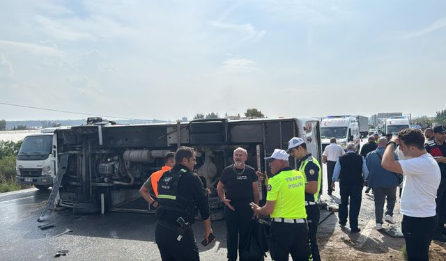 Antalya’da korkutan kaza! Midibüs devrildi, yaralılar var