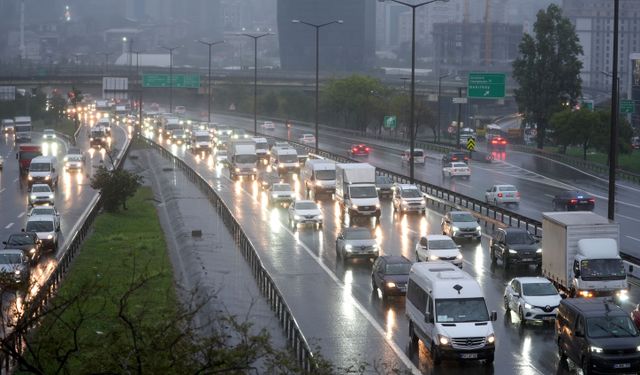 İstanbul'da trafik yine kilitlendi!