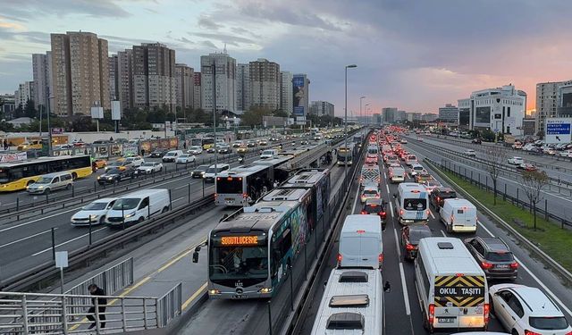 İstanbul'da trafik yine kilit: İşte yollardaki son durum!