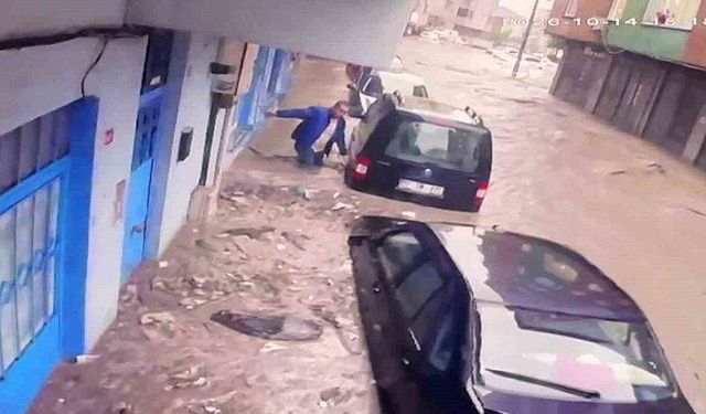 Ayazağa'daki selde araçların üst üste bindiği anlar kamerada