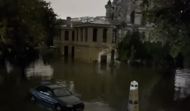 Kağıthane Deresi taştı: Tarihi Sadabat Cami sular altında kaldı