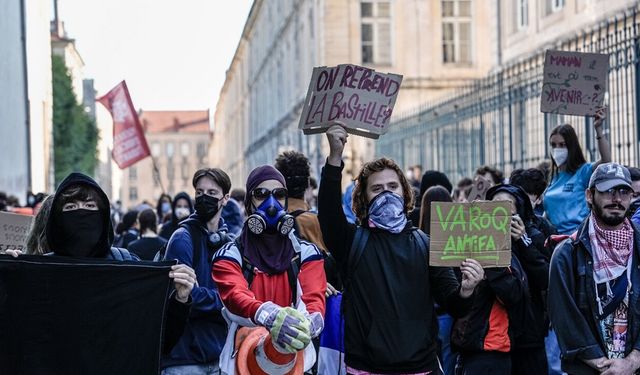 Fransa’da on binler liselilere destek için sokakta