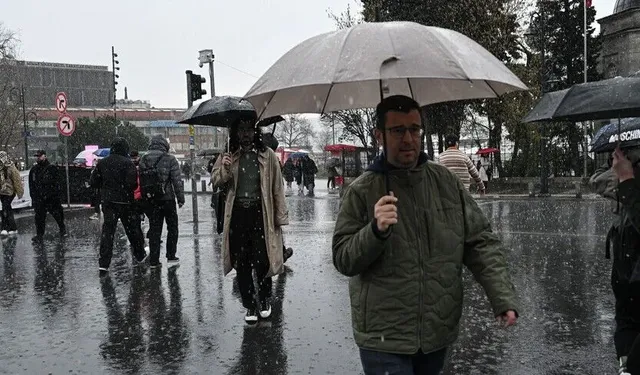 AKOM saat verdi: İstanbul'a kuvvetli sağanak ve fırtına geliyor