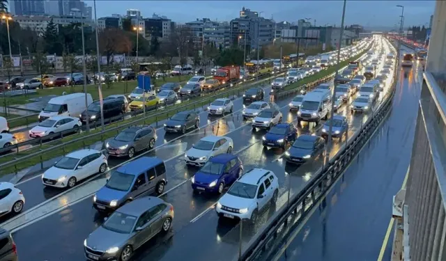 Sağanak İstanbul'u felç etti! Trafik yoğunluğu yüzde 89'a dayandı