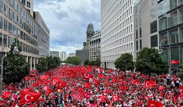 Hollanda maçı öncesi Berlin sokakları kırmızı beyaza büründü