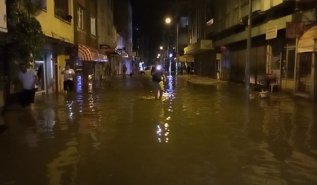 Samsun'da sağanak: Caddeler ve iş yerleri su altında kaldı