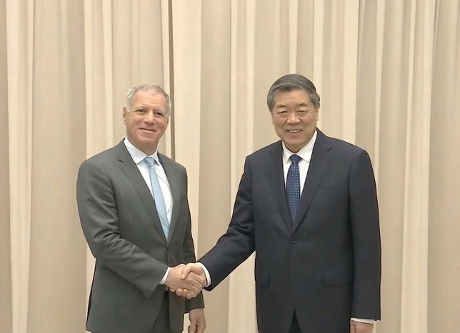 Başbakan Yardımcısı He Beijing’de çok uluslu şirketlerin yöneticileriyle görüştü