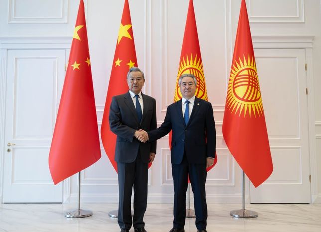 Wang Yi, Kırgız mevkidaşı Kulubaev ile görüştü