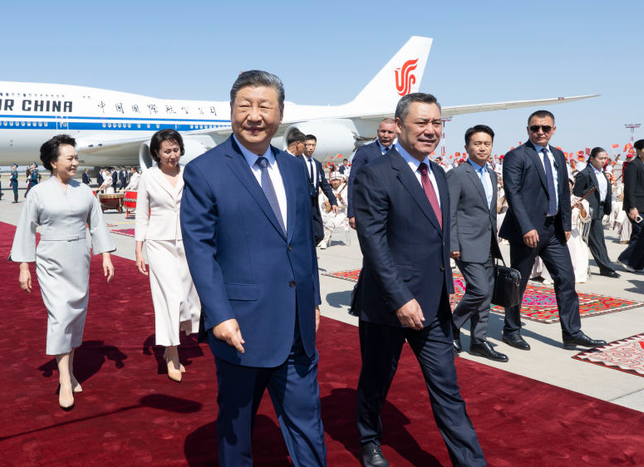 Xi Jinping, SİÖ Zirvesi için Bişkek'te: Caparov ile bir araya geldi