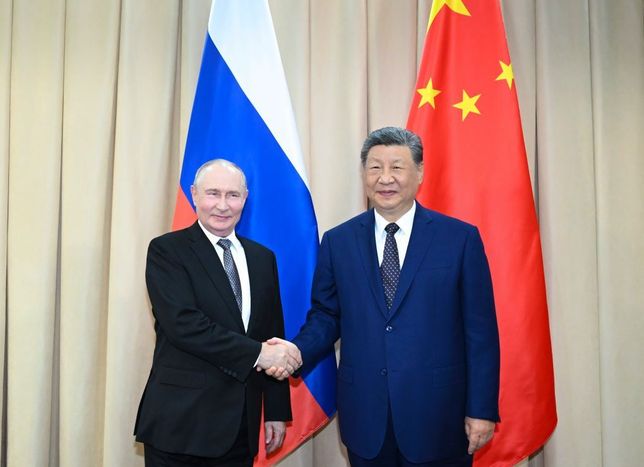 Xi Jinping ve Vladimir Putin Bişkek'te bir araya geldi