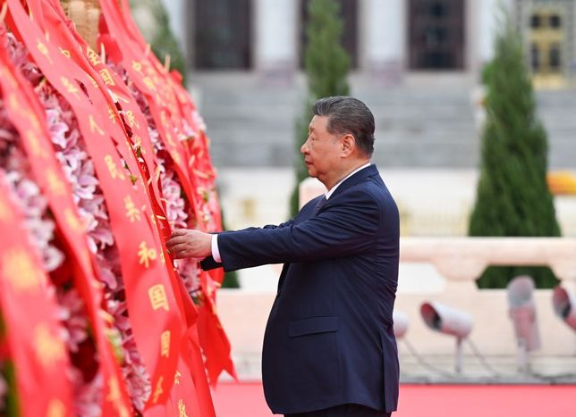 Çin'de Şehitler Günü: Xi Jinping Tiananmen'de anma törenine katıldı