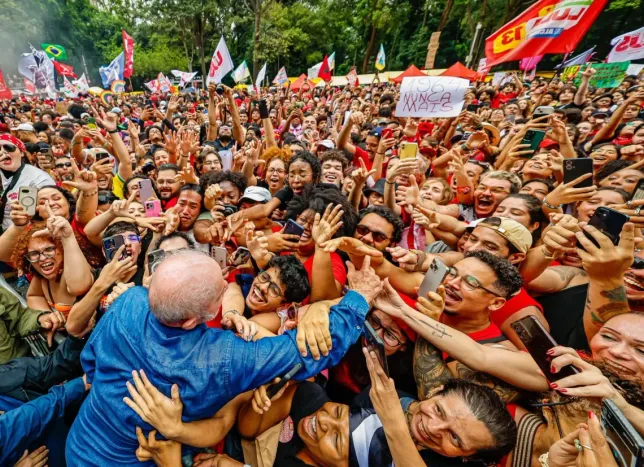Lula, bir seçim vaadini daha hayata geçirdi: Çalışma saatleri düşürüldü!