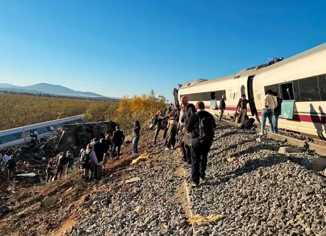 İspanya'da iki hızlı tren çarpıştı! Çok sayıda ölü ve yaralı var