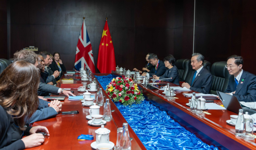 Wang Yi, İngiltere Dışişleri ve Kalkınma Bakanı David Lammy ile görüştü