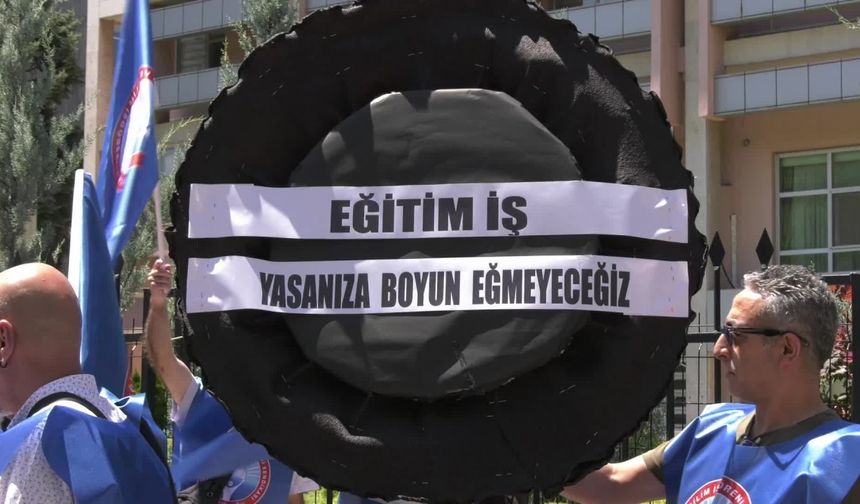 Eğitim-İş’ten siyah çelenkli protesto: Yasanıza boyun eğmeyeceğiz