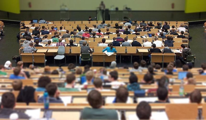 Üniversitelerde yoklamada yeni dönem: Başkasının yerine imza tarih oluyor!