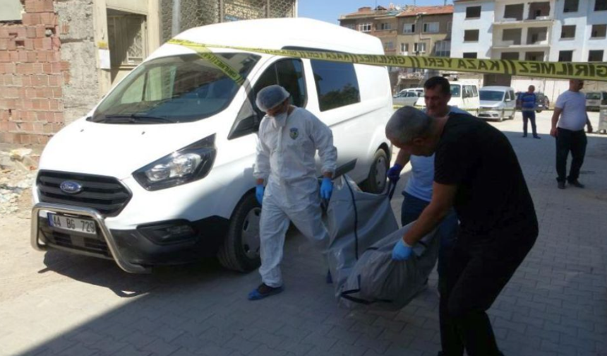 Malatya'da, ağır hasarlı binada ceset bulundu