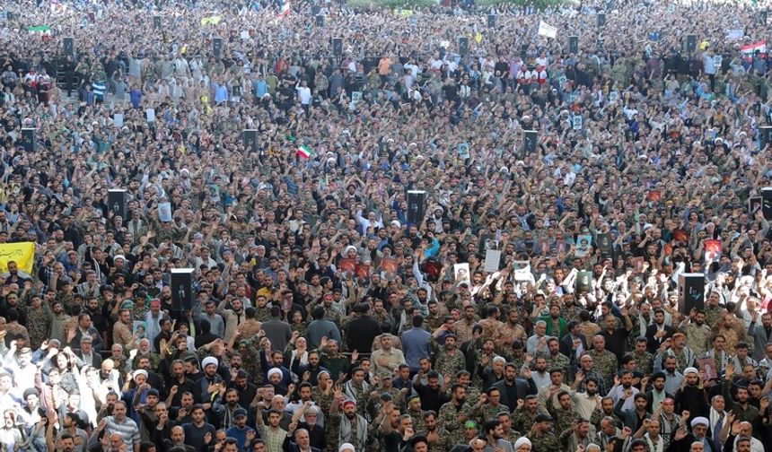 Tahran’da binlerce kişi İsrail ve ABD'yi protesto etti