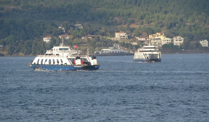 Çanakkale'de feribot seferlerine 'lodos' engeli