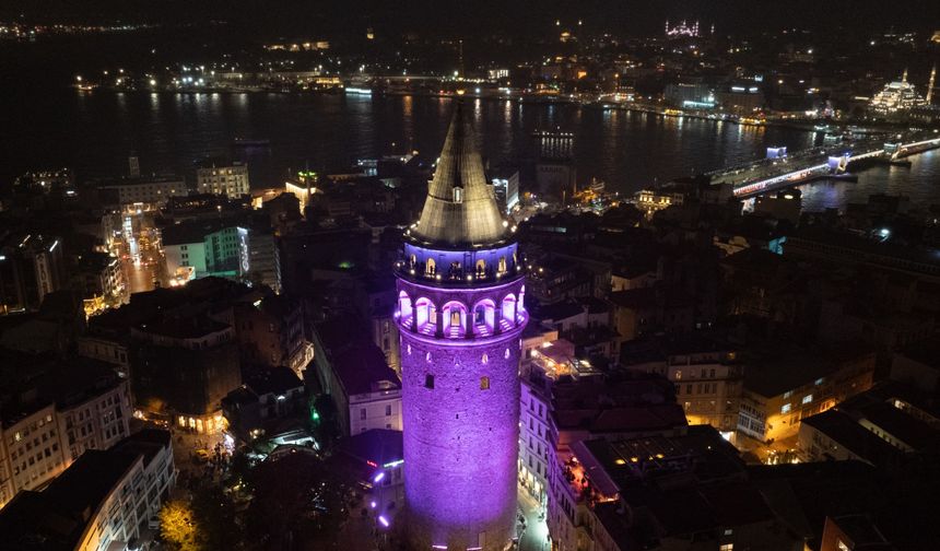 İstanbul'un simgeleri Prematüre Günü'nde 'mor'a boyandı