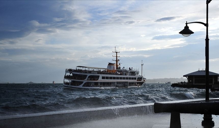 İstanbul'da demirli 2 gemi lodosun etkisiyle birbirine sürttü