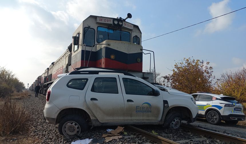 Yük treni otomobile çarptı: 2 yaralı