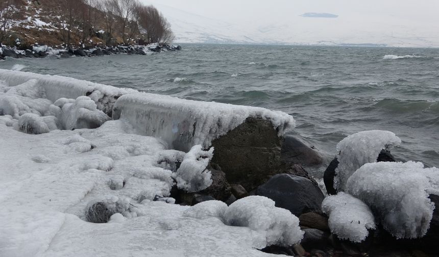 Yılın sonu geldi: Çıldır Gölü donmadı, turizmciler tedirgin