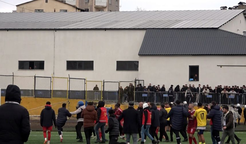 Bitlis'te amatör lig maçında ortalık karıştı!