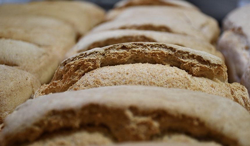 Buğday, arpa, çavdar ve bunlardan yapılmış makarna, irmik, ekmek, kek, pasta ve kurabiye gibi besinler, işlenmiş ürünler, soya sosu, malt içeren alkollü içecekler gluten içeren besinlerdir.

Buğday kepeği, arpa, çavdar, tritikale gibi tahıllarda

Ekmek, galeta unu, makarna gibi işlenmiş olan tahıl bazlı ürünlerde

İşlenmiş, marine edilmiş et ürünlerinde

Patates cipsi, meyan kökü gibi atıştırmalıklarda

Malt sirkesi, soya sosu gibi yemeklerde kullanılan ürünlerde