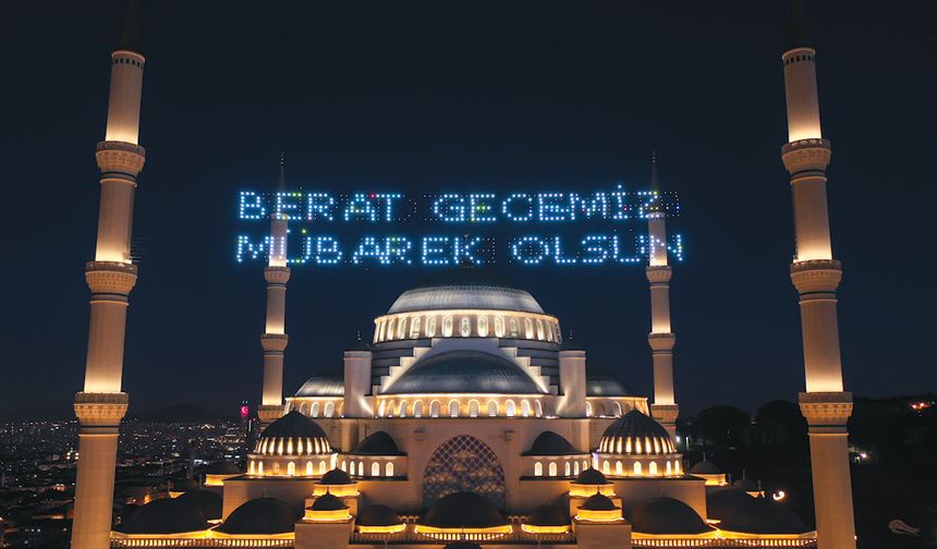 2025 Berat Kandili mesajları, resimli ve kısa seçeneklerle paylaşımlarda yerini almaya başladı. İslam dünyasında manevi huzur ve heyecanla beklenen bu mübarek gecede, Müslümanlar dualı, hadisli ve ayetli mesajlarla sevdiklerine dileklerini iletecek. Berat Kandili, hayrı ve faziletiyle Allah’ın kullarına bol ikramlarda bulunduğu özel bir gece olarak, sevgi ve kardeşlik bağlarını güçlendirecek. Bu mübarek gecede "Kandiliniz Mübarek Olsun" dileklerini paylaşacaklar, yazılı, kısa ve anlamlı kandil mesajları ile duygularını ifade edecekler. SMS, WhatsApp, Instagram ve Twitter üzerinden gönderilecek mesajlar, Berat Kandili'nin manevi atmosferini sevdiklerine taşımaya vesile olacak.

İşte en güzel ve anlamlı Berat Kandili mesajları ve sözleri!